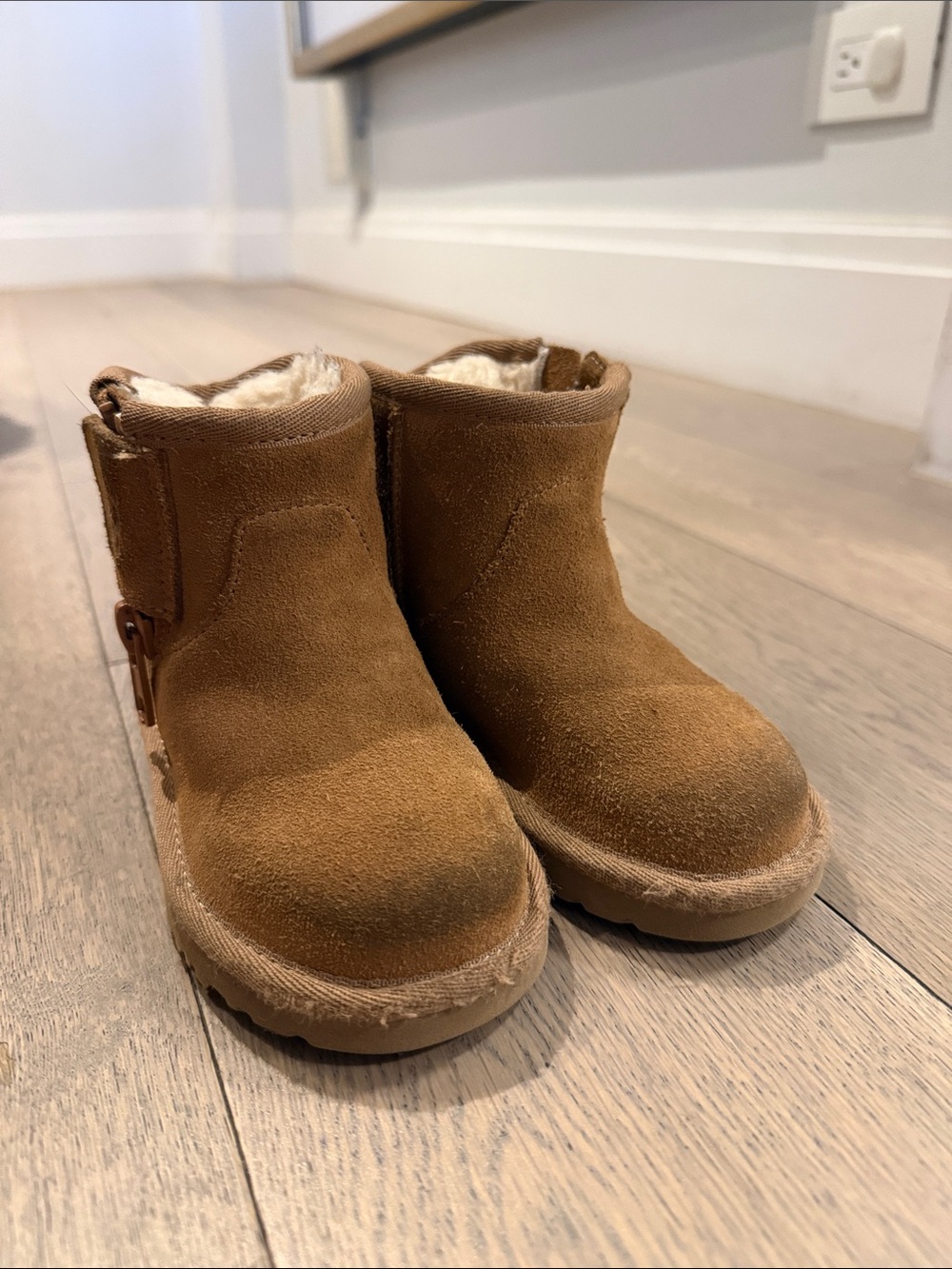 UGG boots for small kids size 7